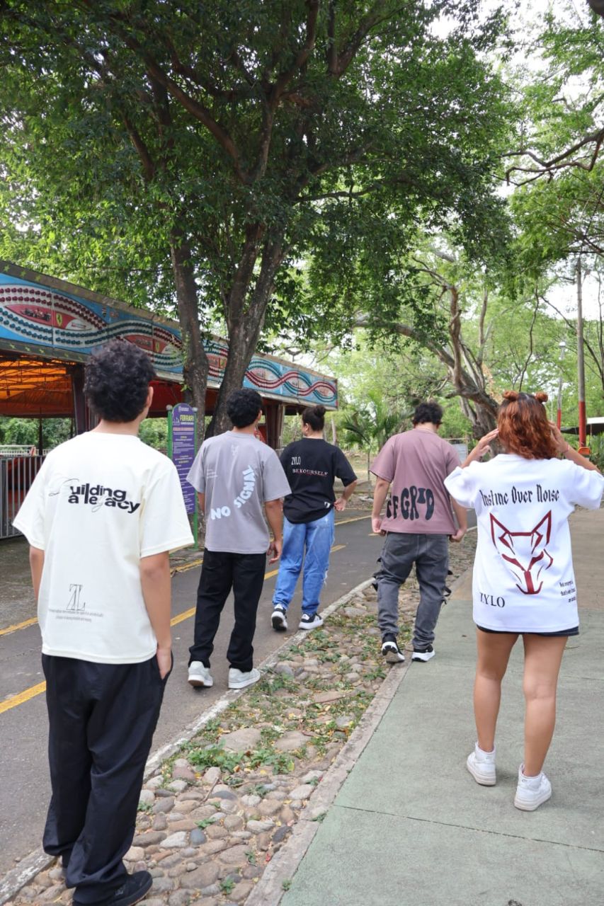 La tribu ZYLO caminando