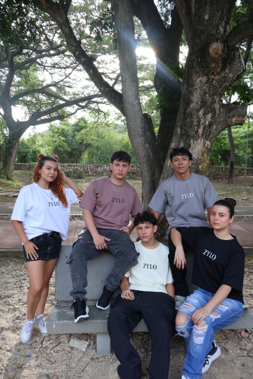 La tribu ZYLO — retrato grupal